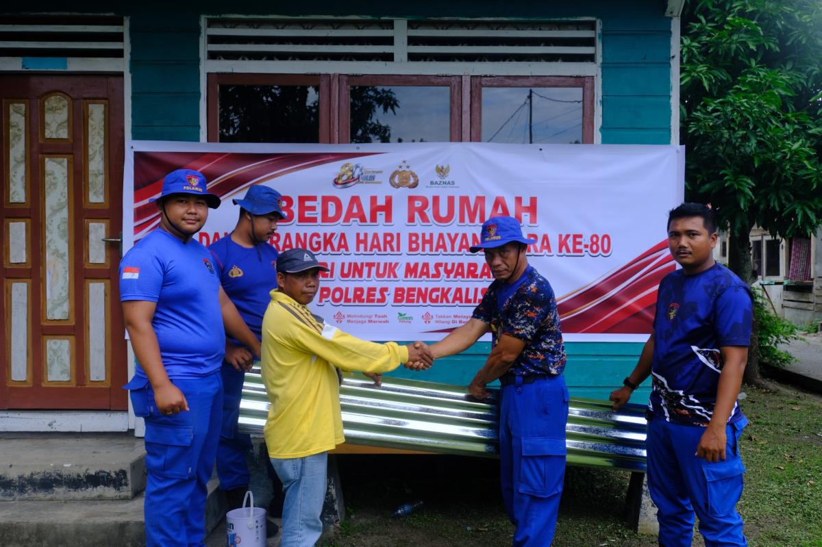 Polres Bengkalis Bedah Rumah PHL dalam Rangka Hari Bhayangkara ke-80, Wujud Kepedulian Polri untuk Masyarakat